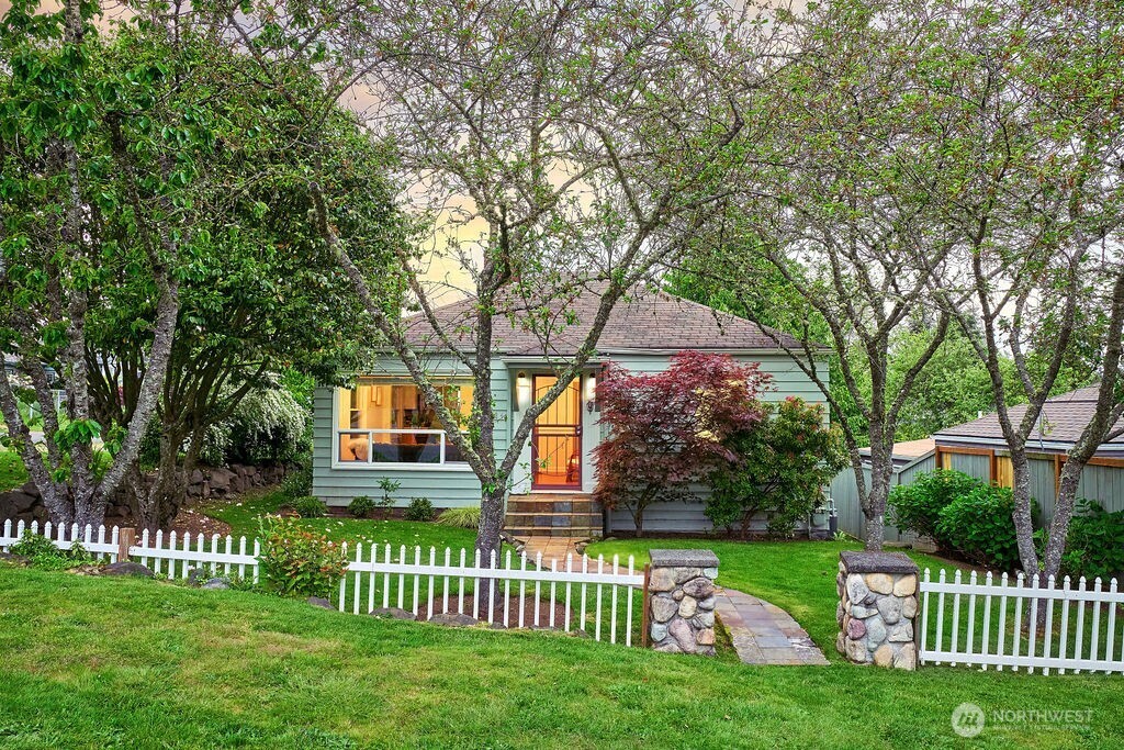 4124 Southwest 104th Street Seattle, WA 98146 - Photo 2 of 26 Gallery Image 2