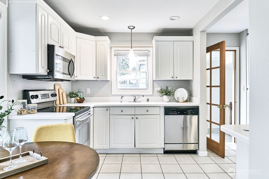 4124 Southwest 104th Street Seattle, WA 98146 - Photo 5 of 26 Gallery Image 5