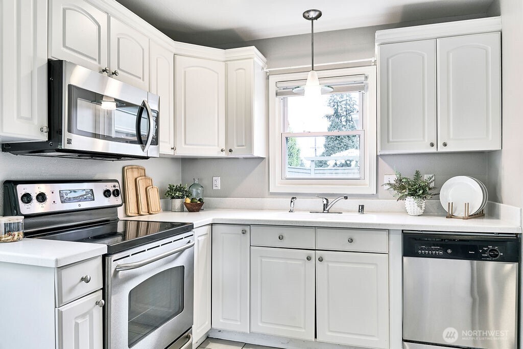 4124 Southwest 104th Street Seattle, WA 98146 - Photo 6 of 26 Gallery Image 6