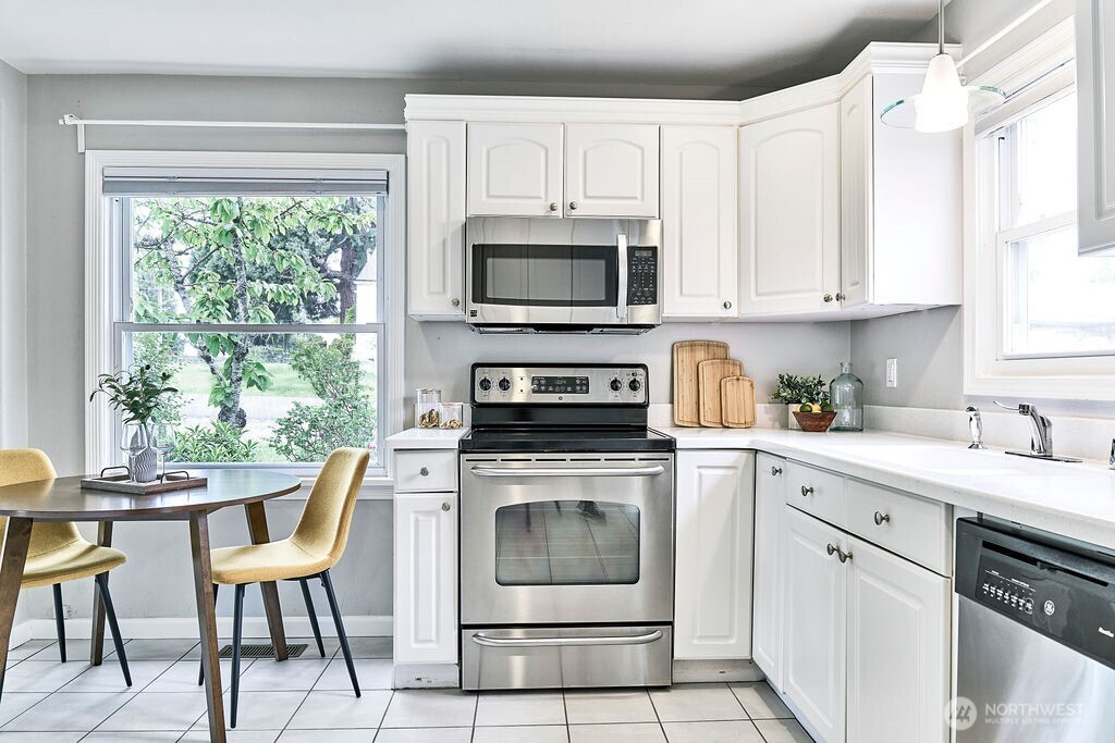 4124 Southwest 104th Street Seattle, WA 98146 - Photo 7 of 26 Gallery Image 7