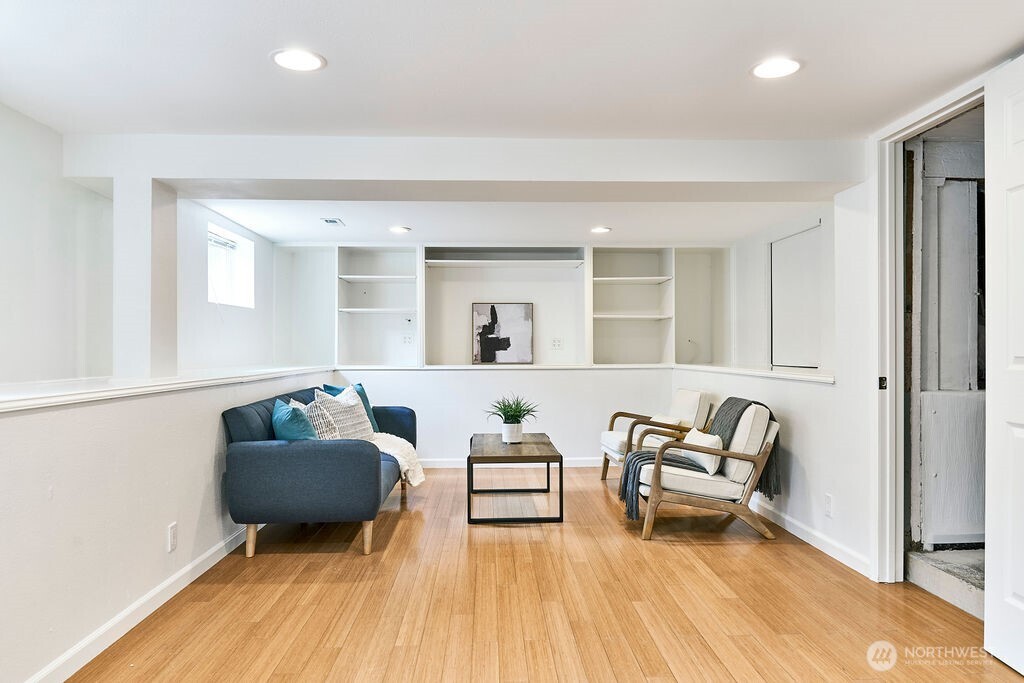 4124 Southwest 104th Street Seattle, WA 98146 - Photo 9 of 26 Gallery Image 9
