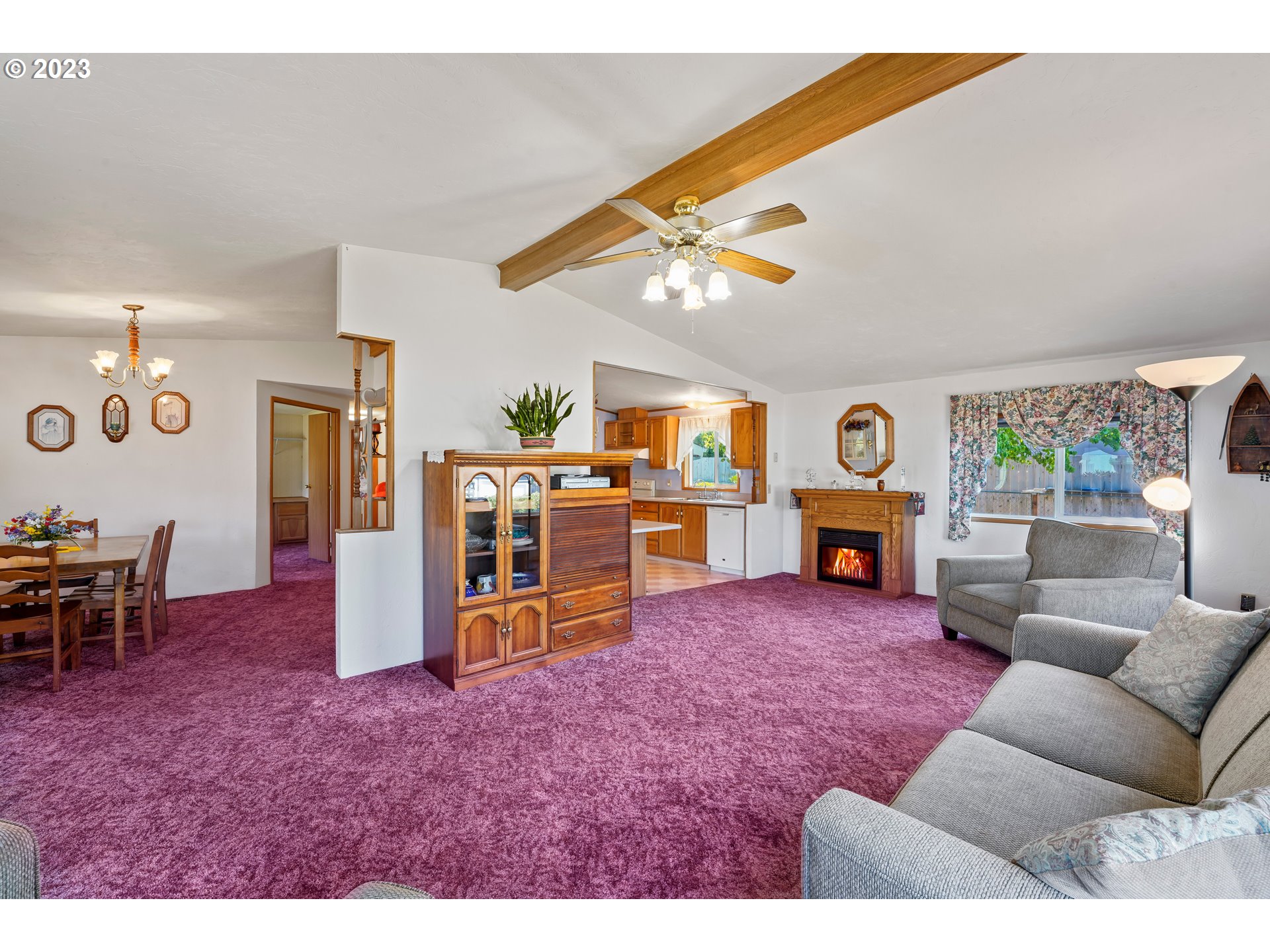 5911 Jessica Lane Springfield, OR 97478 - Photo 4 of 40 a living room with furniture and a table