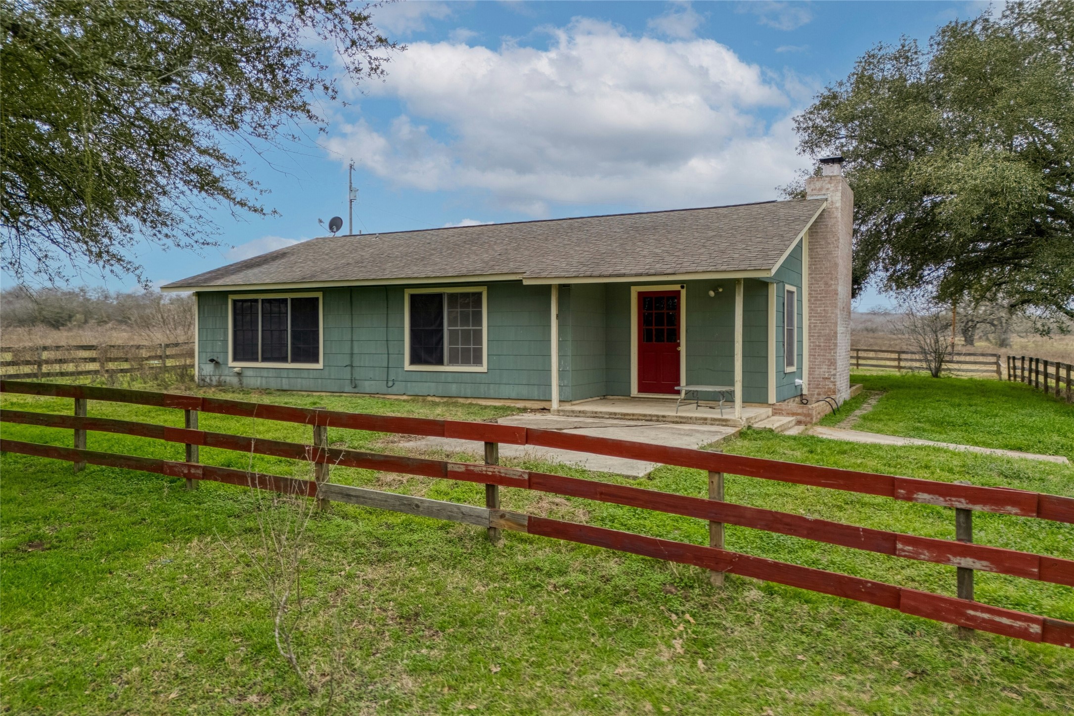 103 Robin Lane Luling, TX 78648 - Photo 4 of 40