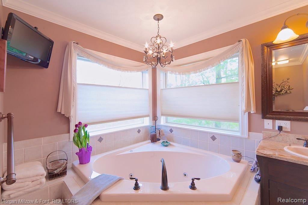 3595 Jossman Road Holly, MI 48442 - Photo 21 of 49 Master jetted tub