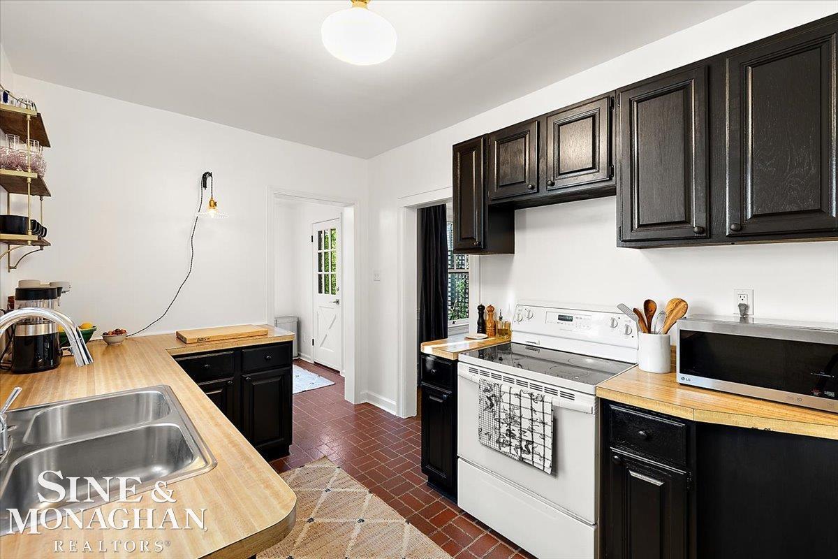 82 Kerby Road Grosse Pointe, MI 48236 - Photo 10 of 42 50188260-55F5C139-22CB-4C84-AC92-8415F3400629.JPG