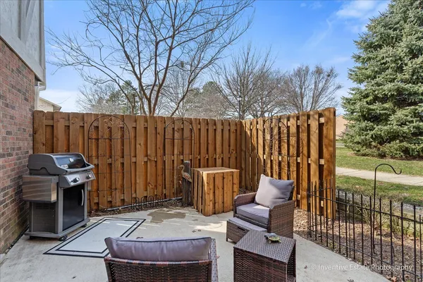 $380,000 | 884 Bristol Drive, Barrington, IL 60010