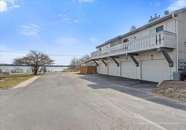 $380,000 | 884 Bristol Drive, Barrington, IL 60010