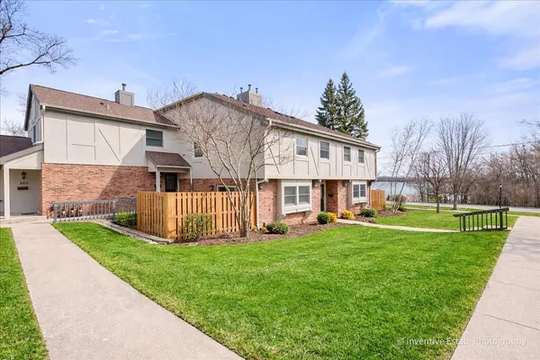 $380,000 | 884 Bristol Drive, Barrington, IL 60010