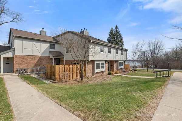 $380,000 | 884 Bristol Drive, Barrington, IL 60010