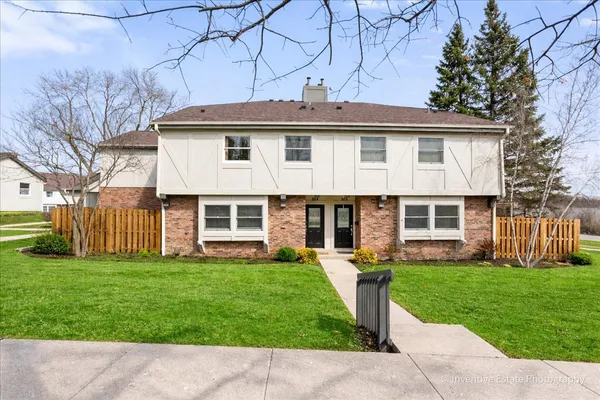 $380,000 | 884 Bristol Drive, Barrington, IL 60010