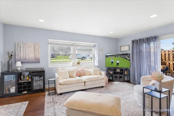 $380,000 | 884 Bristol Drive, Barrington, IL 60010