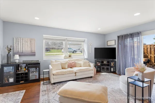 $380,000 | 884 Bristol Drive, Barrington, IL 60010