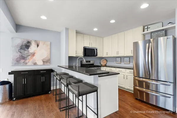 $380,000 | 884 Bristol Drive, Barrington, IL 60010