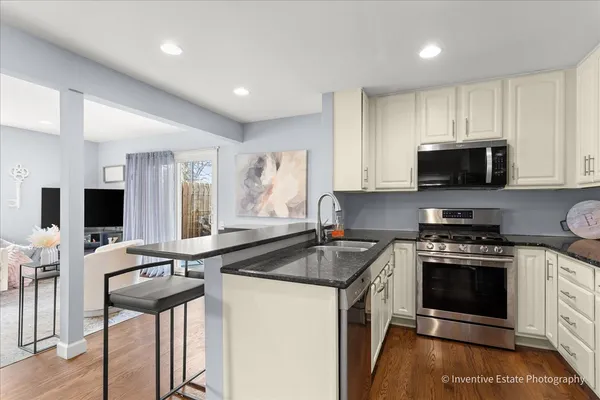 $380,000 | 884 Bristol Drive, Barrington, IL 60010