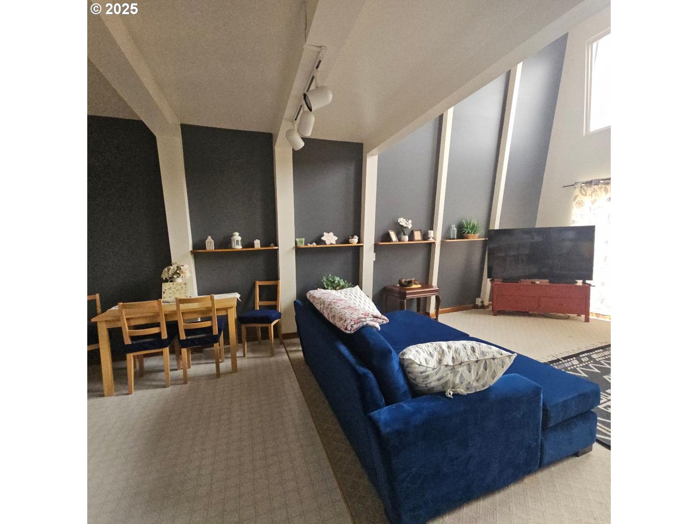 73 South Lakewood Road Tygh Valley, OR 97063 - Photo 19 of 44 a living room with furniture and wooden floor
