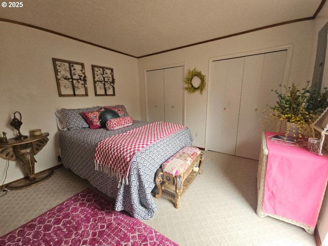 73 South Lakewood Road Tygh Valley, OR 97063 - Photo 31 of 44 a bedroom with a bed and a potted plant