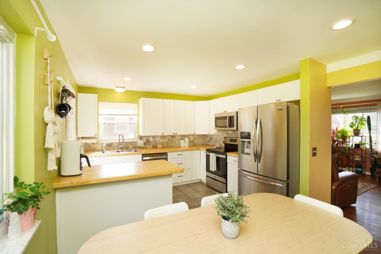 3346 Alexis Road Cincinnati, OH 45239 - Photo 8 of 38