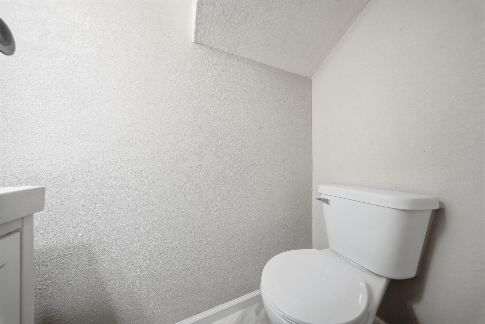 7526 West County Line Road Mequon, WI 53092 - Photo 46 of 72 46_Upper_Half_Bath_View_2