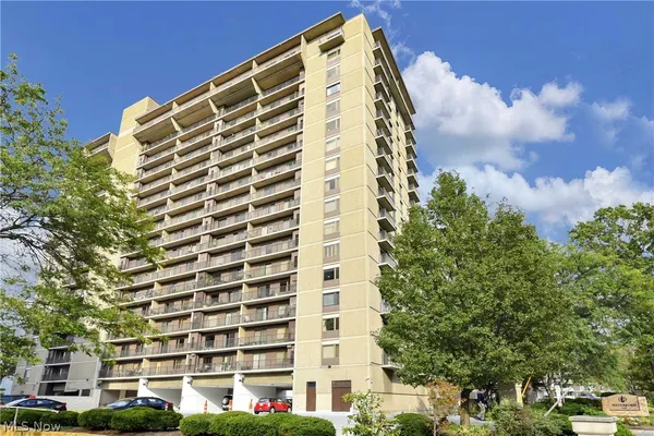$2,750 | 12500 Edgewater Drive, Unit 1202, Lakewood, OH 44107