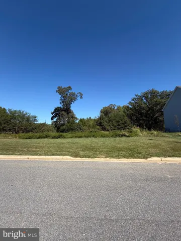 a view of a big room with a big yard