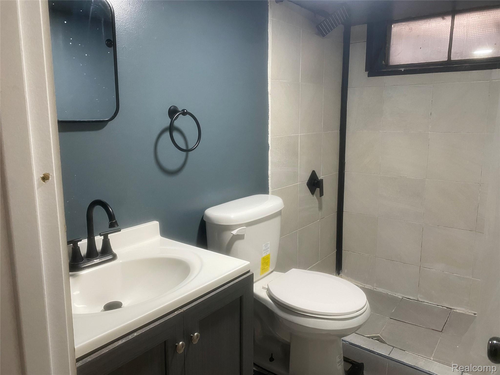 180 West Rutgers Avenue Pontiac, MI 48340 - Photo 27 of 33 Full bathroom featuring vanity and a tile shower