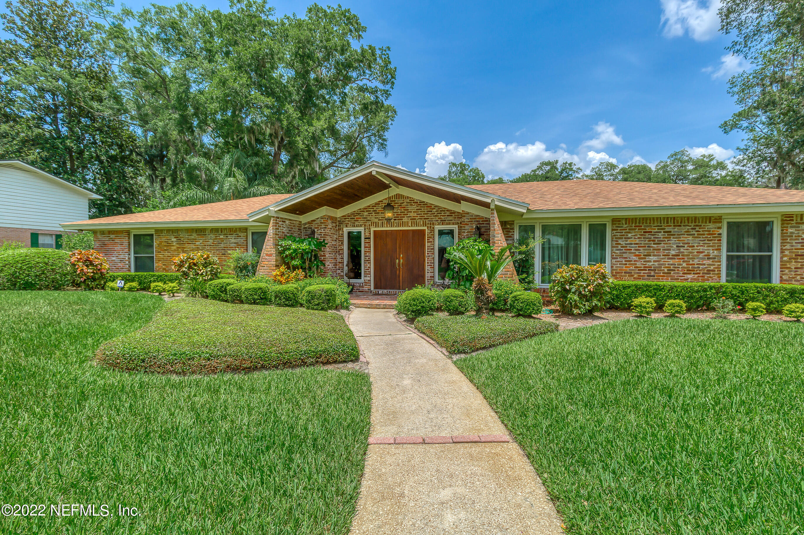 9475 Woodhaven Road Jacksonville, FL 32257 - Photo 4 of 78 a front view of a house with a yard