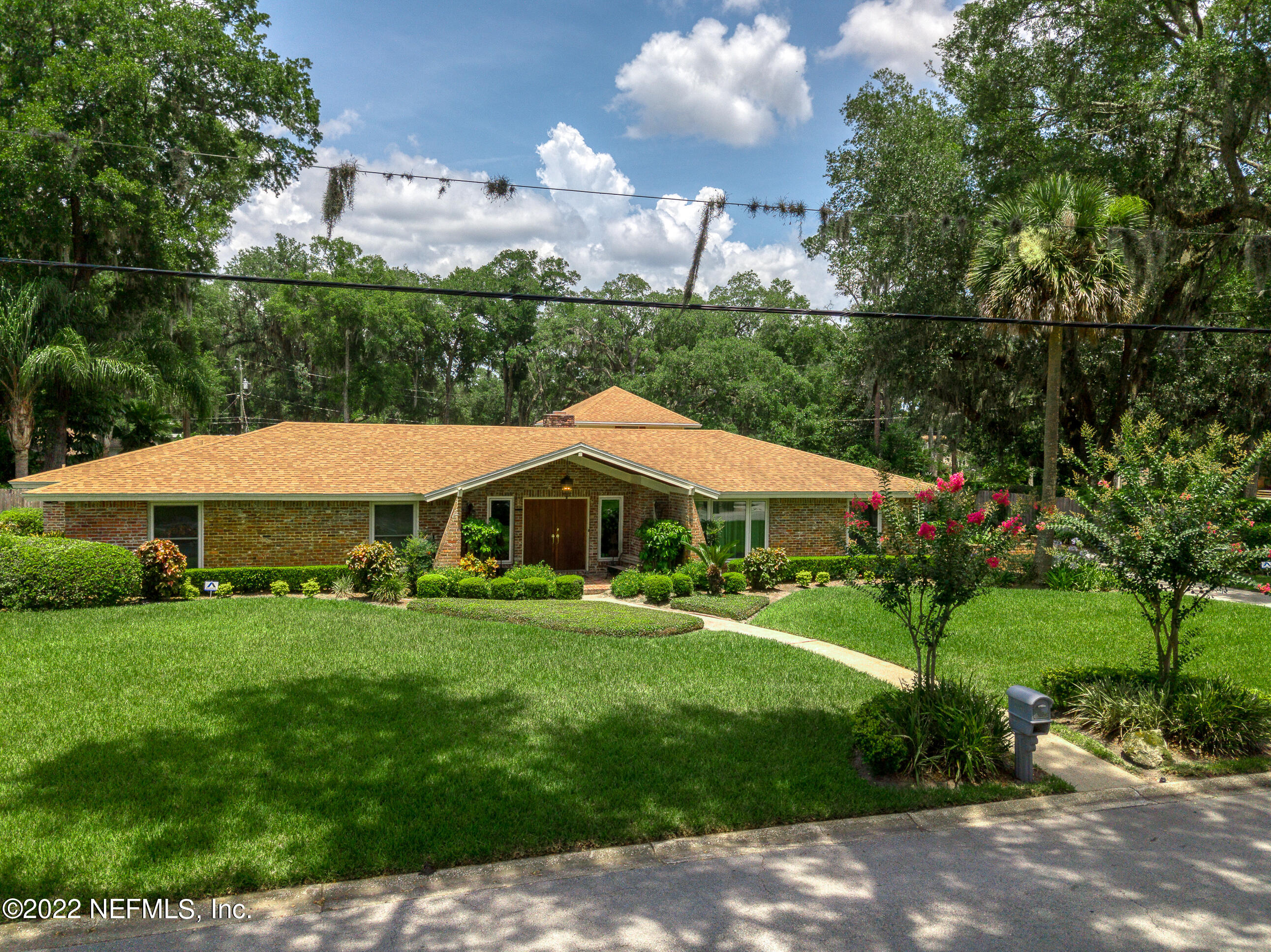 9475 Woodhaven Road Jacksonville, FL 32257 - Photo 6 of 78 a view of a patio with a table and chairs under an umbrella