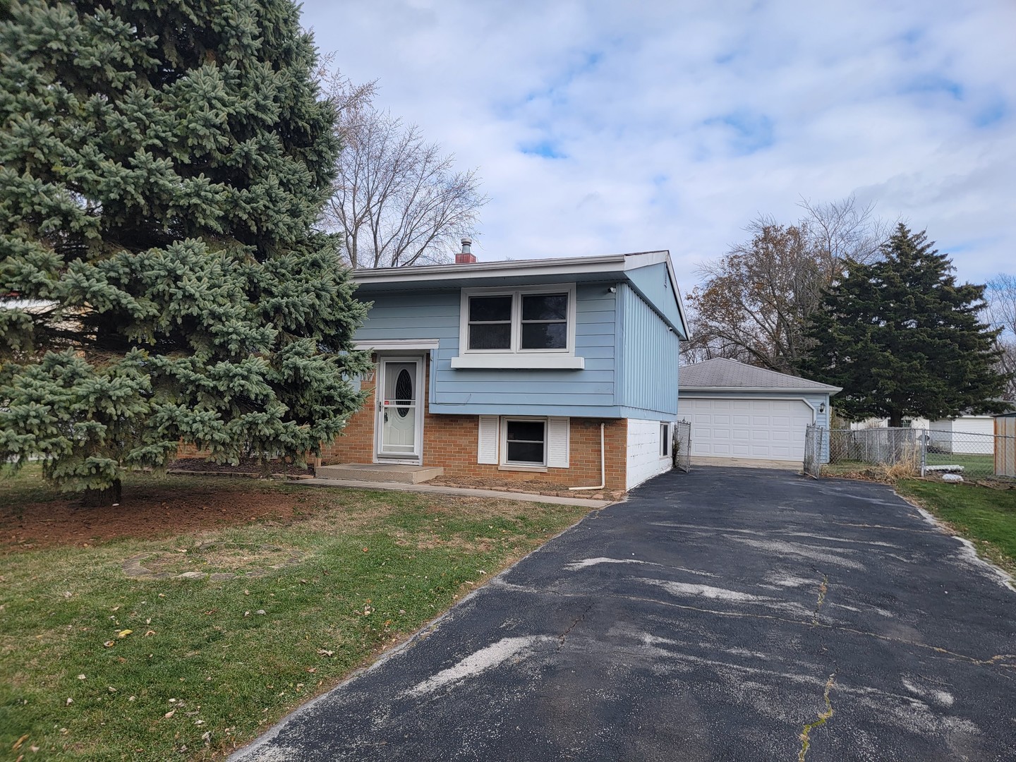 117 South Willow Lane Glenwood, IL 60425 - Photo 1 of 27 a front view of a house with a garden and yard