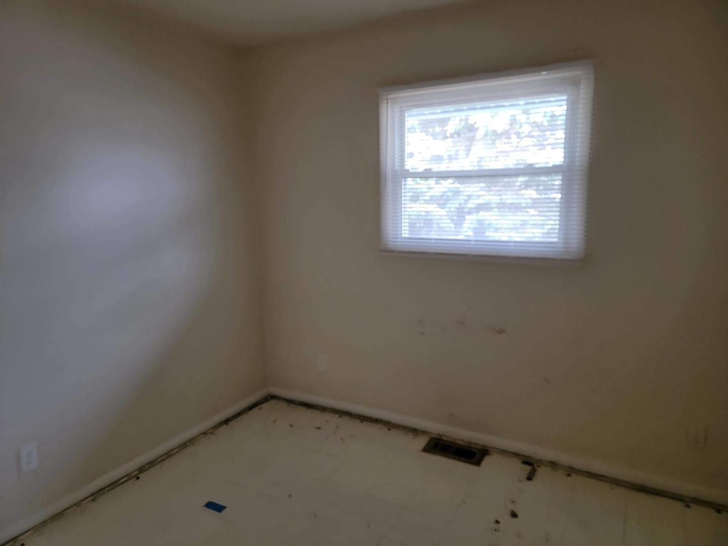 117 South Willow Lane Glenwood, IL 60425 - Photo 20 of 27 an empty room with a window