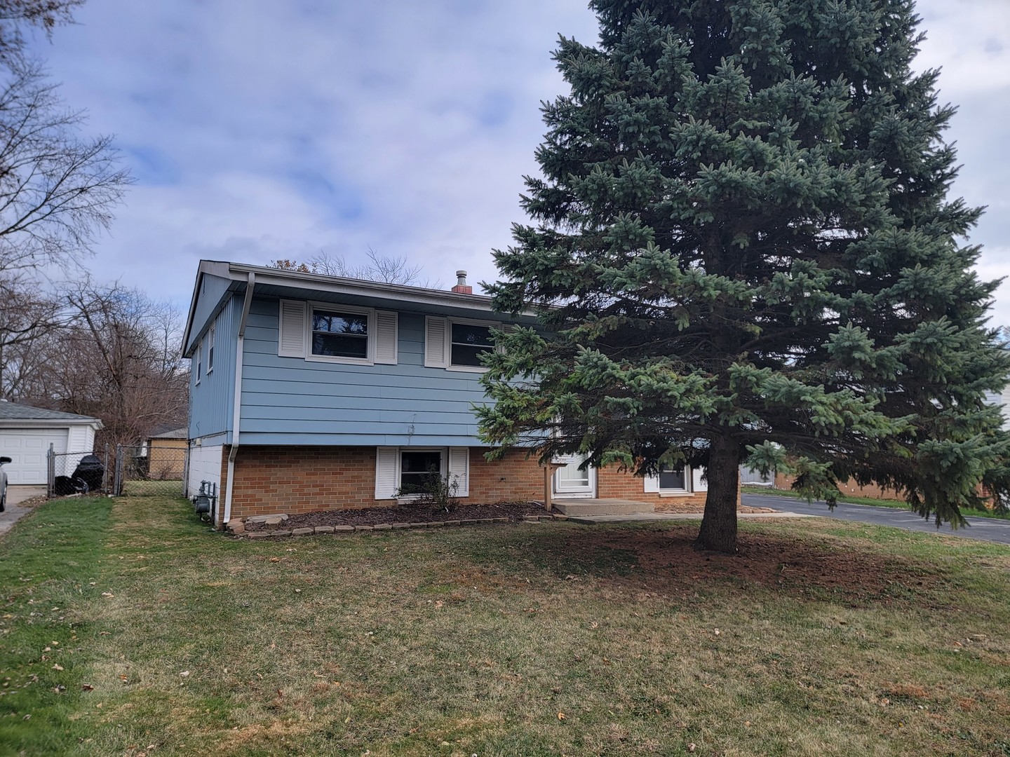 117 South Willow Lane Glenwood, IL 60425 - Photo 2 of 27 a front view of a house with a yard