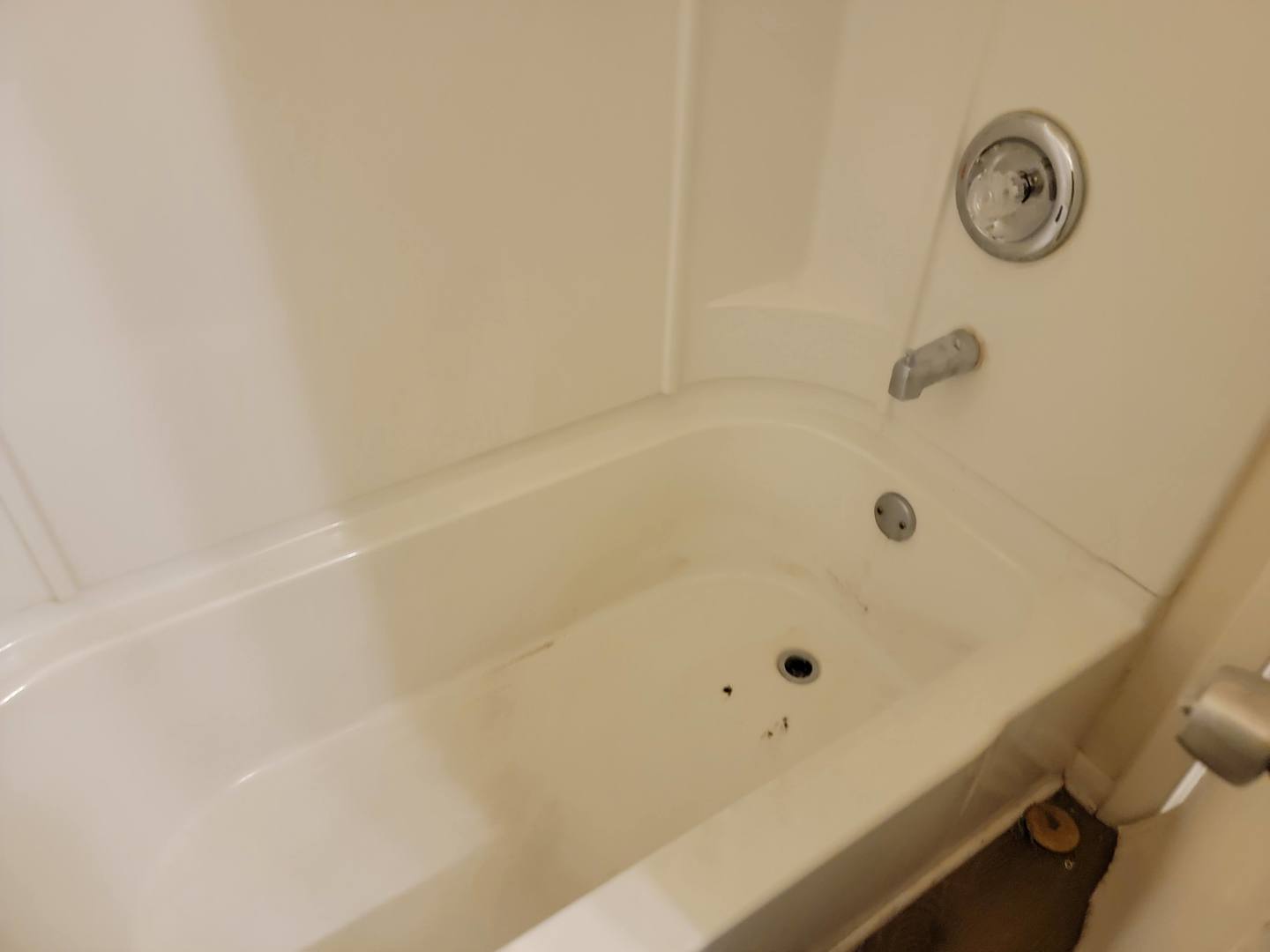 117 South Willow Lane Glenwood, IL 60425 - Photo 23 of 27 a bathroom with a bathtub