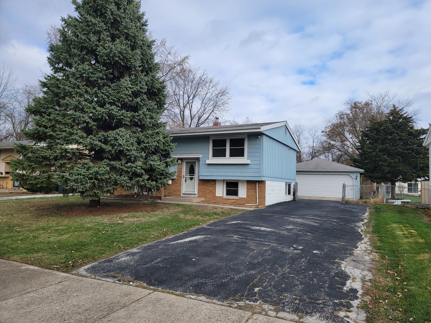 117 South Willow Lane Glenwood, IL 60425 - Photo 3 of 27 a front view of a house with garden