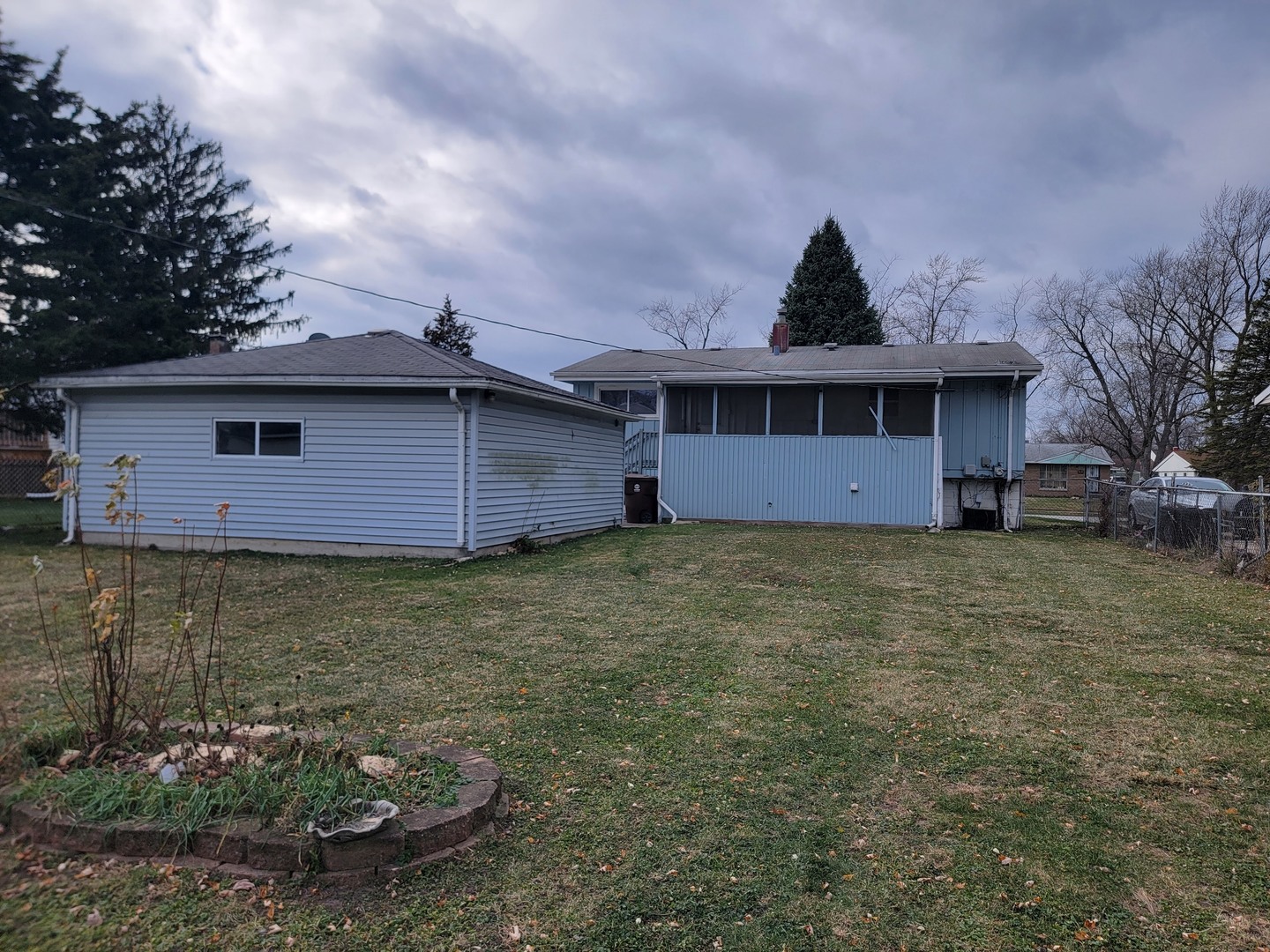 117 South Willow Lane Glenwood, IL 60425 - Photo 6 of 27 a front view of a house with garden