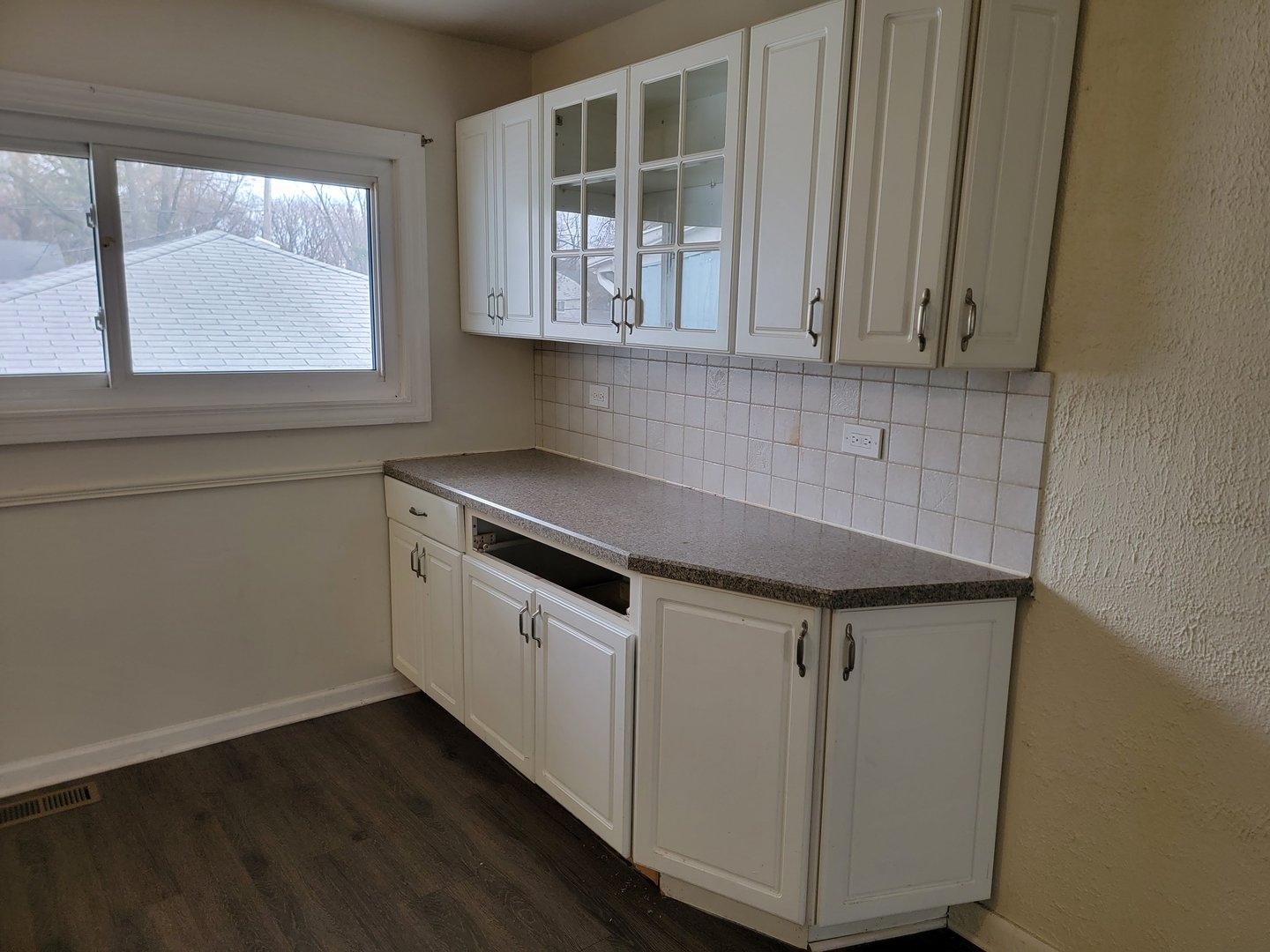 117 South Willow Lane Glenwood, IL 60425 - Photo 9 of 27 a view of cabinets and window