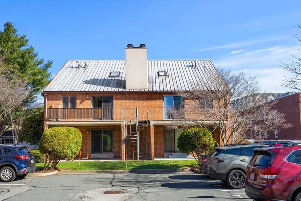 $3,000 | 9 Barton Square, Unit 201, Salem, MA 01970