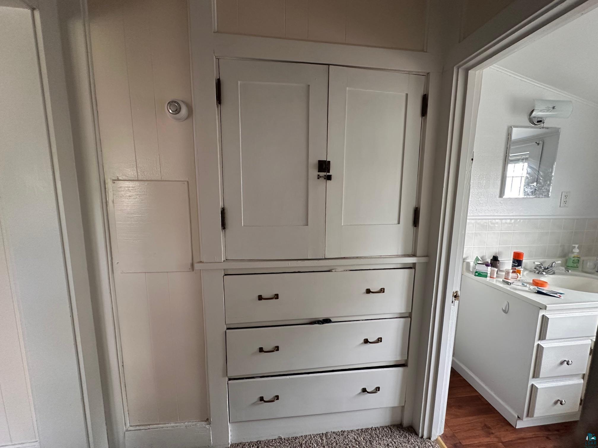 1601 4th Avenue International Falls, MN 56649 - Photo 32 of 50 Closet with a sink