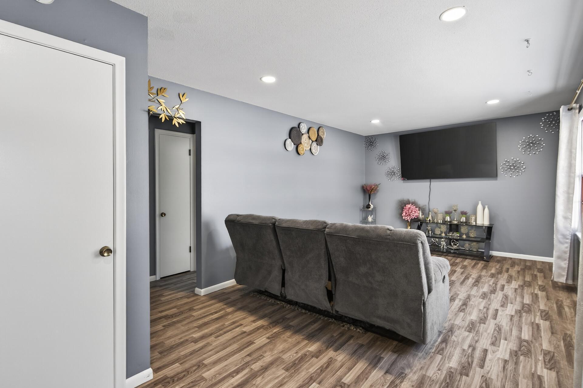 83 Farrell Street North Maplewood, MN 55119 - Photo 4 of 37