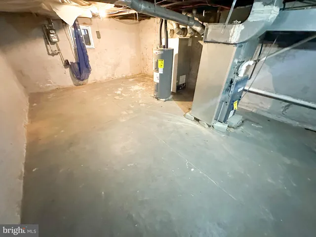 a view of walk in an empty room