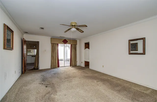 a view of empty room with ceiling fan