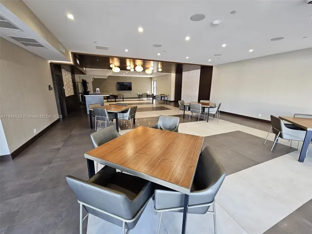 $2,950 | 20225 Northeast 34th Court, Unit 818, Aventura, FL 33180