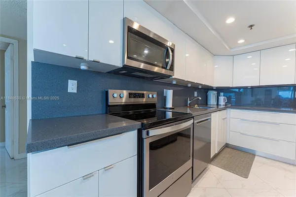 $2,950 | 20225 Northeast 34th Court, Unit 818, Aventura, FL 33180