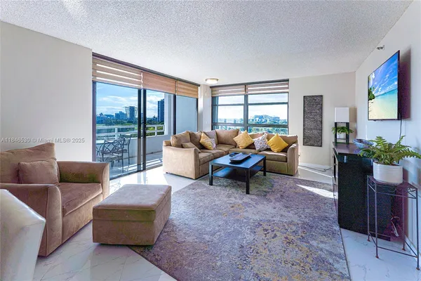 $2,950 | 20225 Northeast 34th Court, Unit 818, Aventura, FL 33180