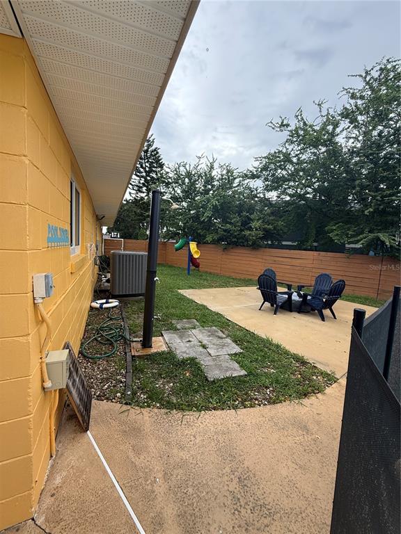 112 Lagoon Road Winter Haven, FL 33884 - Photo 20 of 21 a view of a backyard with sitting area