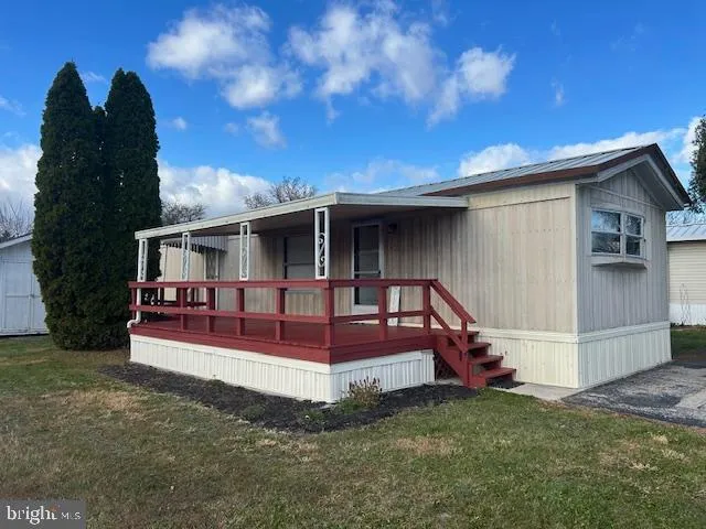a view of front of house with a yard