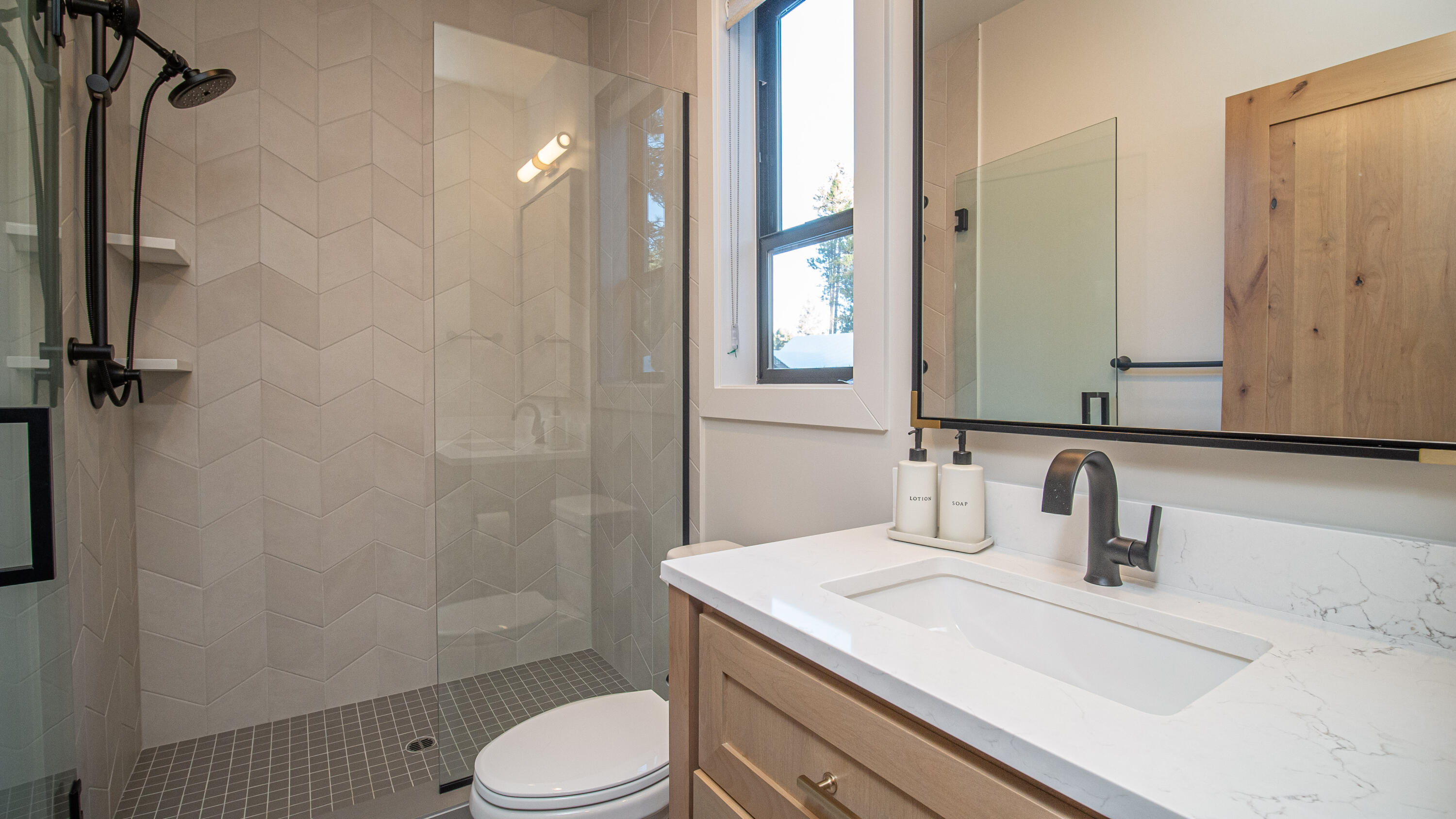56371 Fireglass Loop, Unit 207 Bend, OR 97707 - Photo 43 of 95 Bath 4