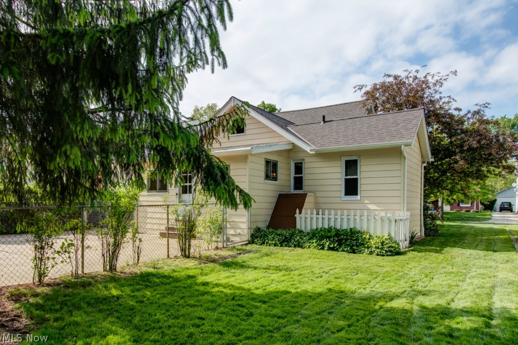5384 Summit Road Lyndhurst, OH 44124 - Photo 26 of 30 You can see the new roof!