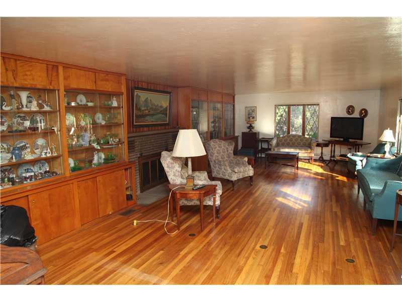 9220 Willoughby Road Pittsburgh, PA 15237 - Photo 5 of 13 Living Room.