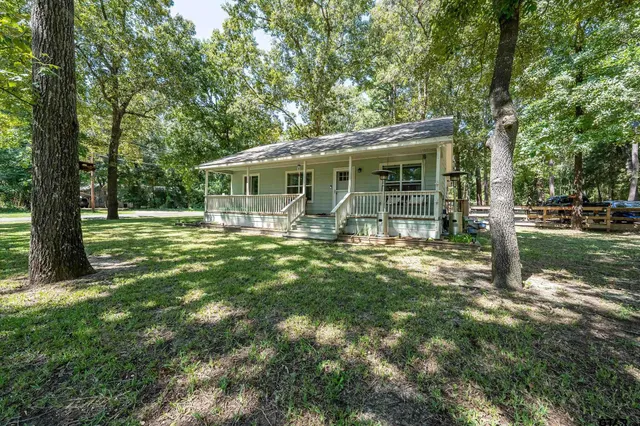 a view of a house with backyard