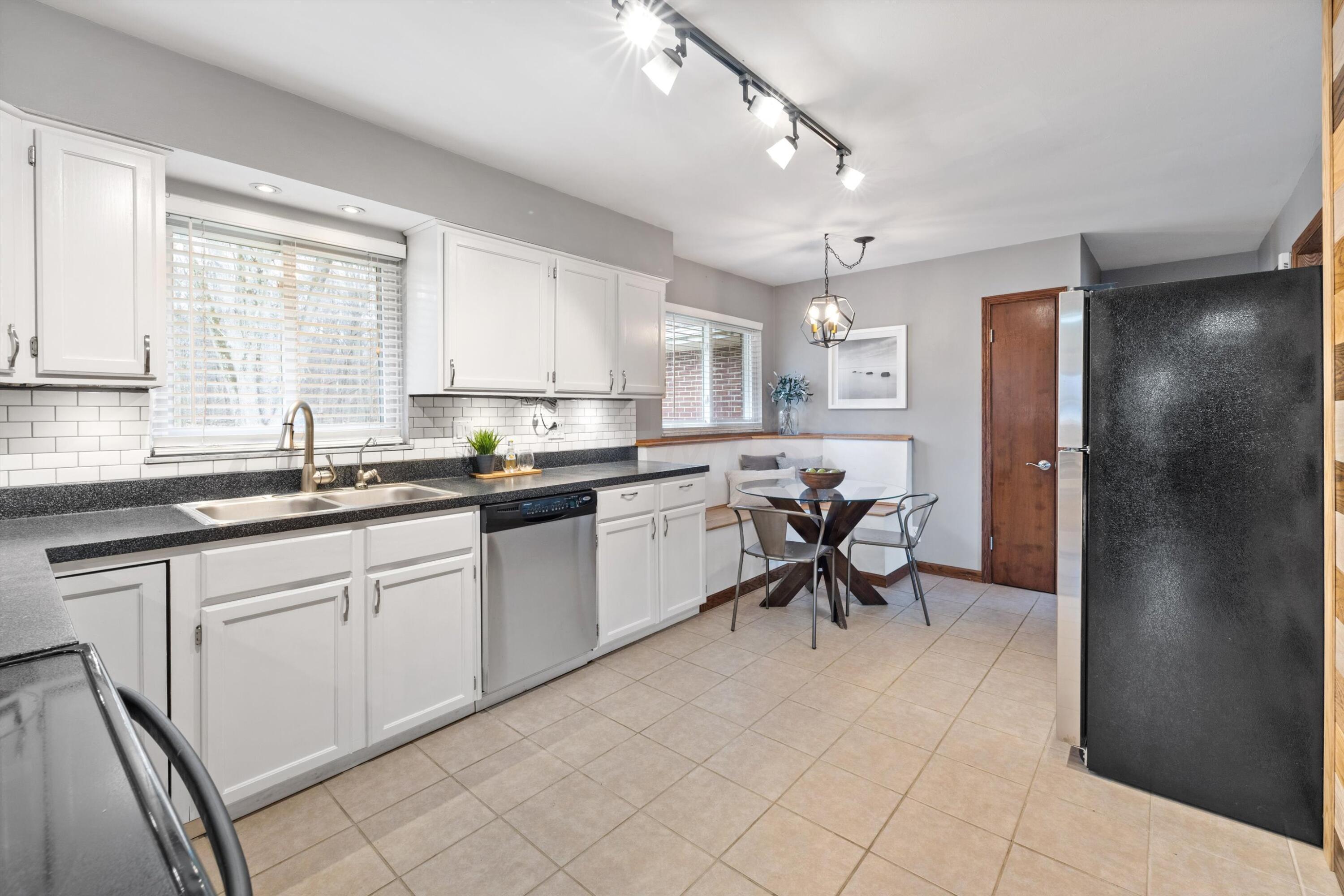 239 Sims Road Southwest Pataskala, OH 43062 - Photo 13 of 41 Kitchen