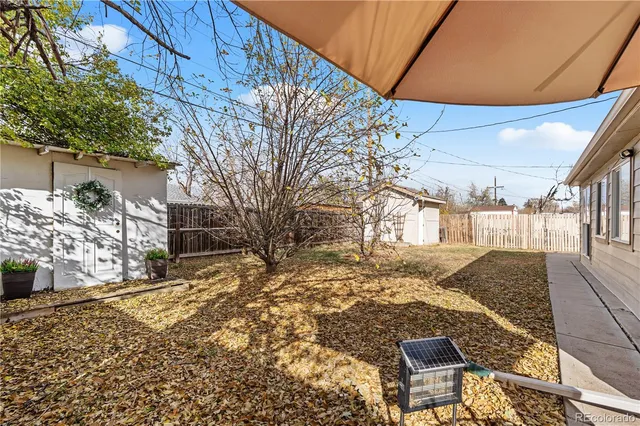 a view of a yard with a house
